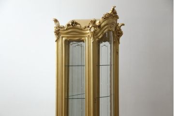 中古　美品　SILIK(シリック)　ロココ調　背面鏡張り　華やかな色合いと装飾が魅力的なキャビネット(キュリオケース、ガラスケース、ショーケース、飾り棚、陳列棚、食器棚、店舗什器)(定価約290万円)(R-076246)