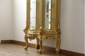 中古　美品　SILIK(シリック)　ロココ調　背面鏡張り　華やかな色合いと装飾が魅力的なキャビネット(キュリオケース、ガラスケース、ショーケース、飾り棚、陳列棚、食器棚、店舗什器)(定価約290万円)(R-076246)