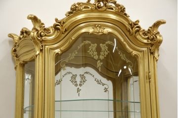 中古　美品　SILIK(シリック)　ロココ調　背面鏡張り　華やかな色合いと装飾が魅力的なキャビネット(キュリオケース、ガラスケース、ショーケース、飾り棚、陳列棚、食器棚、店舗什器)(定価約290万円)(R-076246)