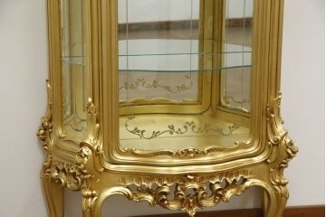 中古　美品　SILIK(シリック)　ロココ調　背面鏡張り　華やかな色合いと装飾が魅力的なキャビネット(キュリオケース、ガラスケース、ショーケース、飾り棚、陳列棚、食器棚、店舗什器)(定価約290万円)(R-076246)