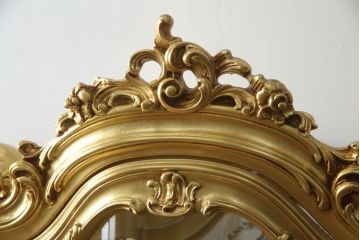 中古　美品　SILIK(シリック)　ロココ調　背面鏡張り　華やかな色合いと装飾が魅力的なキャビネット(キュリオケース、ガラスケース、ショーケース、飾り棚、陳列棚、食器棚、店舗什器)(定価約290万円)(R-076246)