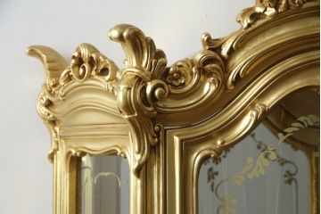 中古　美品　SILIK(シリック)　ロココ調　背面鏡張り　華やかな色合いと装飾が魅力的なキャビネット(キュリオケース、ガラスケース、ショーケース、飾り棚、陳列棚、食器棚、店舗什器)(定価約290万円)(R-076246)