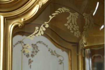 中古　美品　SILIK(シリック)　ロココ調　背面鏡張り　華やかな色合いと装飾が魅力的なキャビネット(キュリオケース、ガラスケース、ショーケース、飾り棚、陳列棚、食器棚、店舗什器)(定価約290万円)(R-076246)