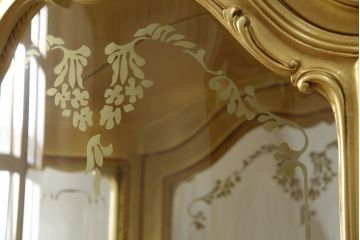 中古　美品　SILIK(シリック)　ロココ調　背面鏡張り　華やかな色合いと装飾が魅力的なキャビネット(キュリオケース、ガラスケース、ショーケース、飾り棚、陳列棚、食器棚、店舗什器)(定価約290万円)(R-076246)