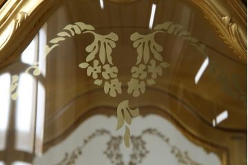 中古　美品　SILIK(シリック)　ロココ調　背面鏡張り　華やかな色合いと装飾が魅力的なキャビネット(キュリオケース、ガラスケース、ショーケース、飾り棚、陳列棚、食器棚、店舗什器)(定価約290万円)(R-076246)