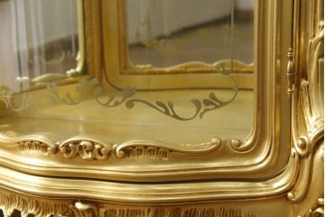 中古　美品　SILIK(シリック)　ロココ調　背面鏡張り　華やかな色合いと装飾が魅力的なキャビネット(キュリオケース、ガラスケース、ショーケース、飾り棚、陳列棚、食器棚、店舗什器)(定価約290万円)(R-076246)