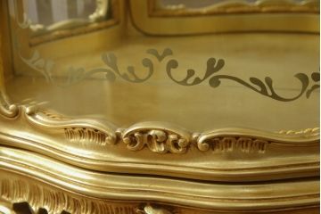 中古　美品　SILIK(シリック)　ロココ調　背面鏡張り　華やかな色合いと装飾が魅力的なキャビネット(キュリオケース、ガラスケース、ショーケース、飾り棚、陳列棚、食器棚、店舗什器)(定価約290万円)(R-076246)