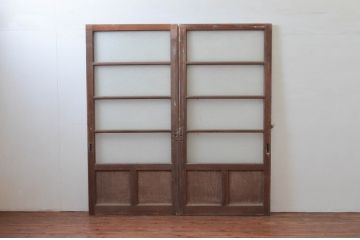 アンティーク建具　ダイヤガラス入り　趣のある木味が魅力的!大振りで重厚なガラス戸2枚セット(引き戸)(R-076258)