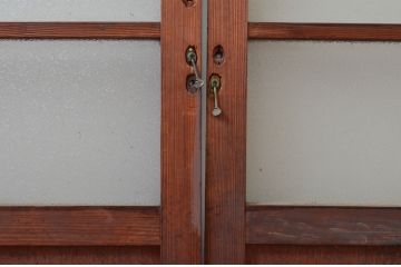 アンティーク建具　ダイヤガラス入り　趣のある木味が魅力的!大振りで重厚なガラス戸2枚セット(引き戸)(R-076258)