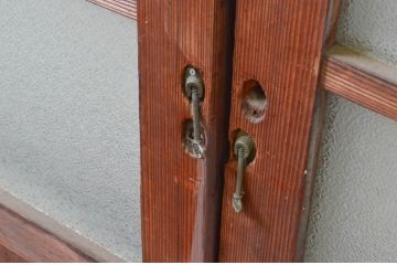 アンティーク建具　ダイヤガラス入り　趣のある木味が魅力的!大振りで重厚なガラス戸2枚セット(引き戸)(R-076258)