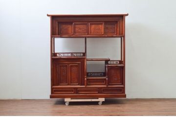 和製ビンテージ　未使用　展示品　総欅(ケヤキ)材　赤みがかった色味と凝った意匠が素敵な茶棚(飾り棚、違い棚、収納棚、戸棚、ヴィンテージ)(R-076260)