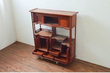 和製ビンテージ　未使用　展示品　総欅(ケヤキ)材　赤みがかった色味と凝った意匠が素敵な茶棚(飾り棚、違い棚、収納棚、戸棚、ヴィンテージ)(R-076260)