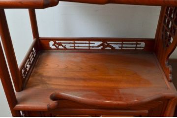 和製ビンテージ　未使用　展示品　総欅(ケヤキ)材　赤みがかった色味と凝った意匠が素敵な茶棚(飾り棚、違い棚、収納棚、戸棚、ヴィンテージ)(R-076260)