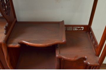 和製ビンテージ　未使用　展示品　総欅(ケヤキ)材　赤みがかった色味と凝った意匠が素敵な茶棚(飾り棚、違い棚、収納棚、戸棚、ヴィンテージ)(R-076260)
