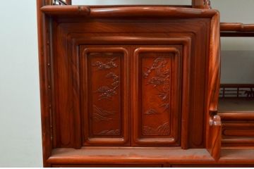 和製ビンテージ　未使用　展示品　総欅(ケヤキ)材　赤みがかった色味と凝った意匠が素敵な茶棚(飾り棚、違い棚、収納棚、戸棚、ヴィンテージ)(R-076260)