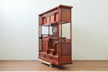 和製ビンテージ　未使用　展示品　総欅(ケヤキ)材　赤みがかった色味と凝った意匠が素敵な茶棚(飾り棚、違い棚、収納棚、戸棚、ヴィンテージ)(R-076260)