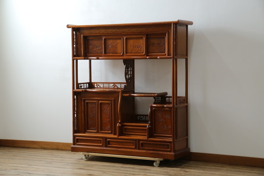 【F様ご決済用】和製ビンテージ　未使用　展示品　総欅(ケヤキ)材　赤みがかった色味と凝った意匠が素敵な茶棚　(R-076260)