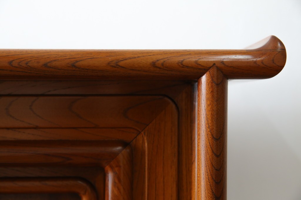 【F様ご決済用】和製ビンテージ　未使用　展示品　総欅(ケヤキ)材　赤みがかった色味と凝った意匠が素敵な茶棚　(R-076260)