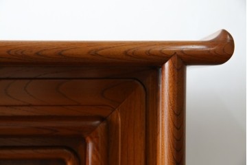 【F様ご決済用】和製ビンテージ　未使用　展示品　総欅(ケヤキ)材　赤みがかった色味と凝った意匠が素敵な茶棚　(R-076260)