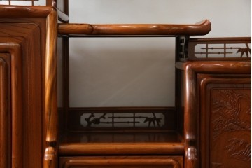 【F様ご決済用】和製ビンテージ　未使用　展示品　総欅(ケヤキ)材　赤みがかった色味と凝った意匠が素敵な茶棚　(R-076260)