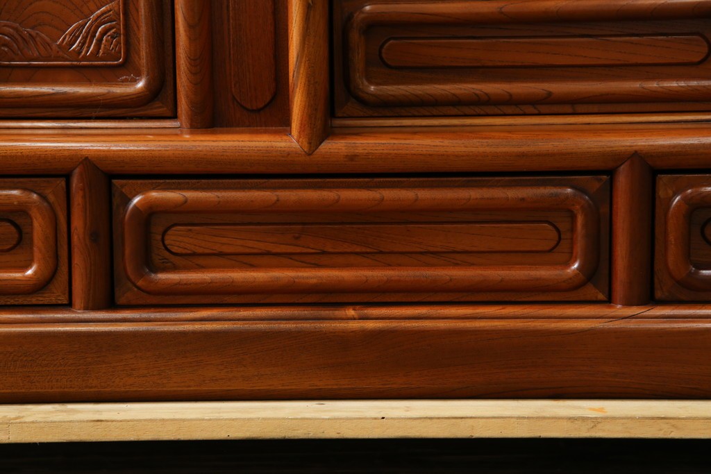 【F様ご決済用】和製ビンテージ　未使用　展示品　総欅(ケヤキ)材　赤みがかった色味と凝った意匠が素敵な茶棚　(R-076260)