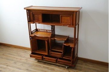 【F様ご決済用】和製ビンテージ　未使用　展示品　総欅(ケヤキ)材　赤みがかった色味と凝った意匠が素敵な茶棚　(R-076260)