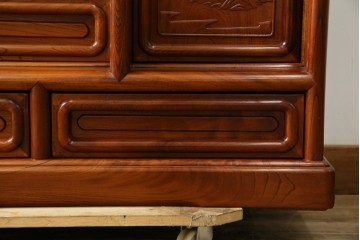 【F様ご決済用】和製ビンテージ　未使用　展示品　総欅(ケヤキ)材　赤みがかった色味と凝った意匠が素敵な茶棚　(R-076260)