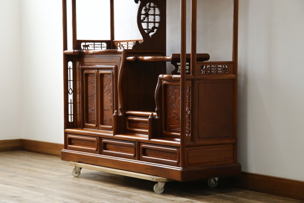 【F様ご決済用】和製ビンテージ　未使用　展示品　総欅(ケヤキ)材　赤みがかった色味と凝った意匠が素敵な茶棚　(R-076260)