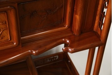 【F様ご決済用】和製ビンテージ　未使用　展示品　総欅(ケヤキ)材　赤みがかった色味と凝った意匠が素敵な茶棚　(R-076260)