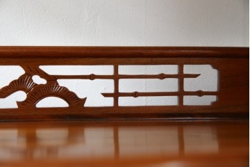 【F様ご決済用】和製ビンテージ　未使用　展示品　総欅(ケヤキ)材　赤みがかった色味と凝った意匠が素敵な茶棚　(R-076260)