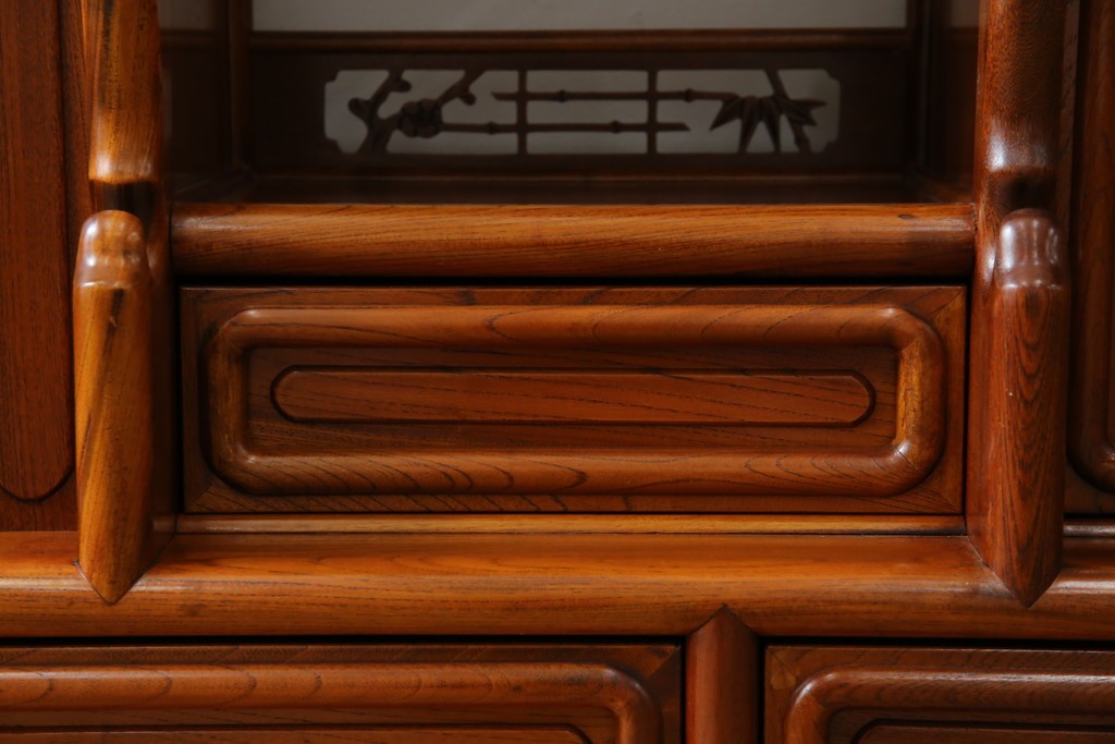 【F様ご決済用】和製ビンテージ　未使用　展示品　総欅(ケヤキ)材　赤みがかった色味と凝った意匠が素敵な茶棚　(R-076260)