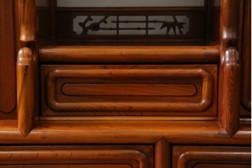 【F様ご決済用】和製ビンテージ　未使用　展示品　総欅(ケヤキ)材　赤みがかった色味と凝った意匠が素敵な茶棚　(R-076260)