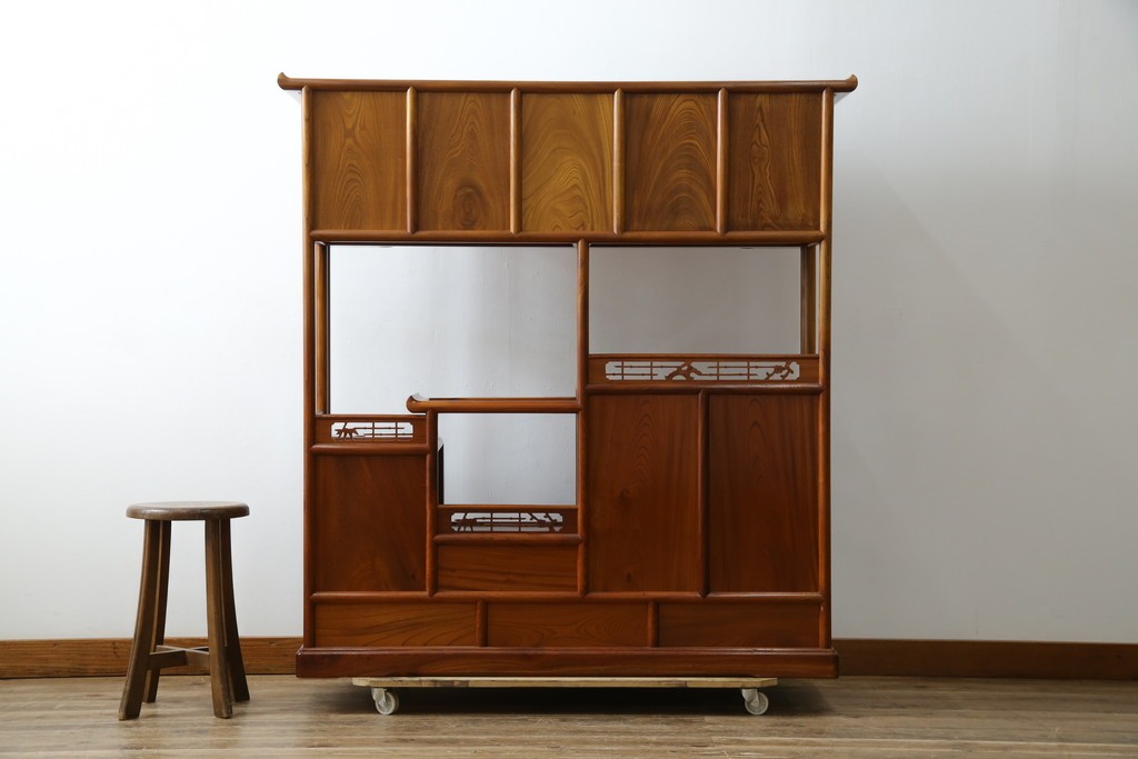 【F様ご決済用】和製ビンテージ　未使用　展示品　総欅(ケヤキ)材　赤みがかった色味と凝った意匠が素敵な茶棚　(R-076260)