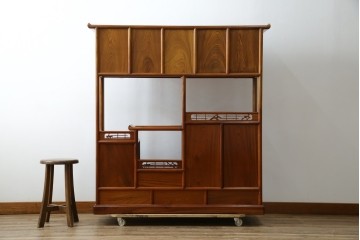 【F様ご決済用】和製ビンテージ　未使用　展示品　総欅(ケヤキ)材　赤みがかった色味と凝った意匠が素敵な茶棚　(R-076260)