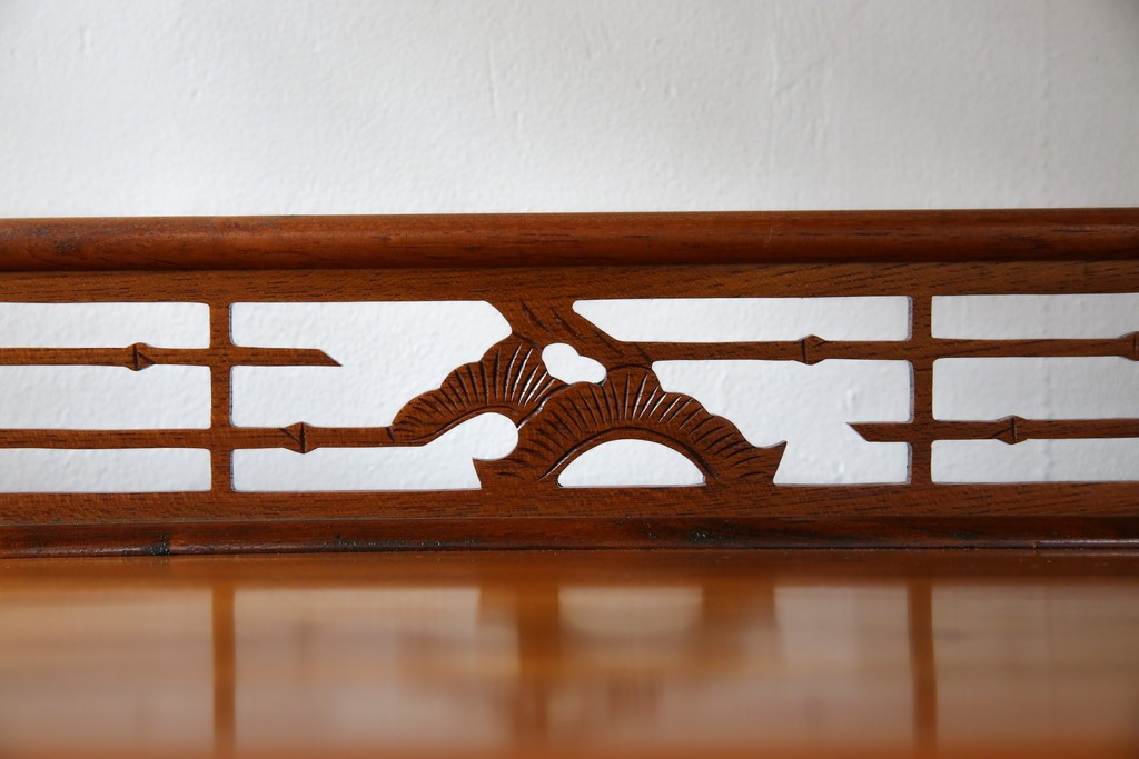 【F様ご決済用】和製ビンテージ　未使用　展示品　総欅(ケヤキ)材　赤みがかった色味と凝った意匠が素敵な茶棚　(R-076260)