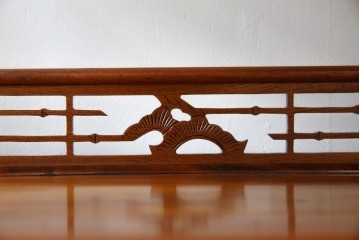 【F様ご決済用】和製ビンテージ　未使用　展示品　総欅(ケヤキ)材　赤みがかった色味と凝った意匠が素敵な茶棚　(R-076260)