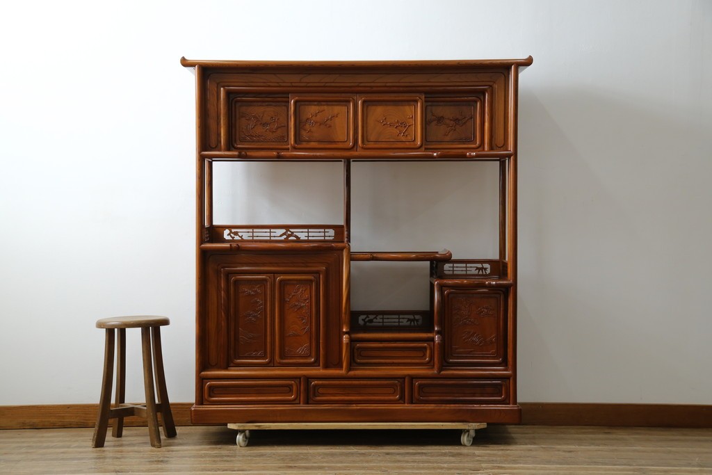 【F様ご決済用】和製ビンテージ　未使用　展示品　総欅(ケヤキ)材　赤みがかった色味と凝った意匠が素敵な茶棚　(R-076260)