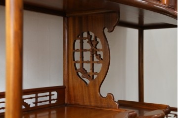 【F様ご決済用】和製ビンテージ　未使用　展示品　総欅(ケヤキ)材　赤みがかった色味と凝った意匠が素敵な茶棚　(R-076260)