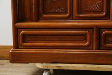 【F様ご決済用】和製ビンテージ　未使用　展示品　総欅(ケヤキ)材　赤みがかった色味と凝った意匠が素敵な茶棚　(R-076260)