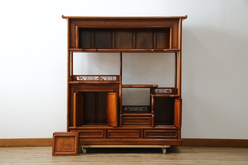 【F様ご決済用】和製ビンテージ　未使用　展示品　総欅(ケヤキ)材　赤みがかった色味と凝った意匠が素敵な茶棚　(R-076260)