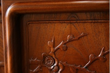 【F様ご決済用】和製ビンテージ　未使用　展示品　総欅(ケヤキ)材　赤みがかった色味と凝った意匠が素敵な茶棚　(R-076260)