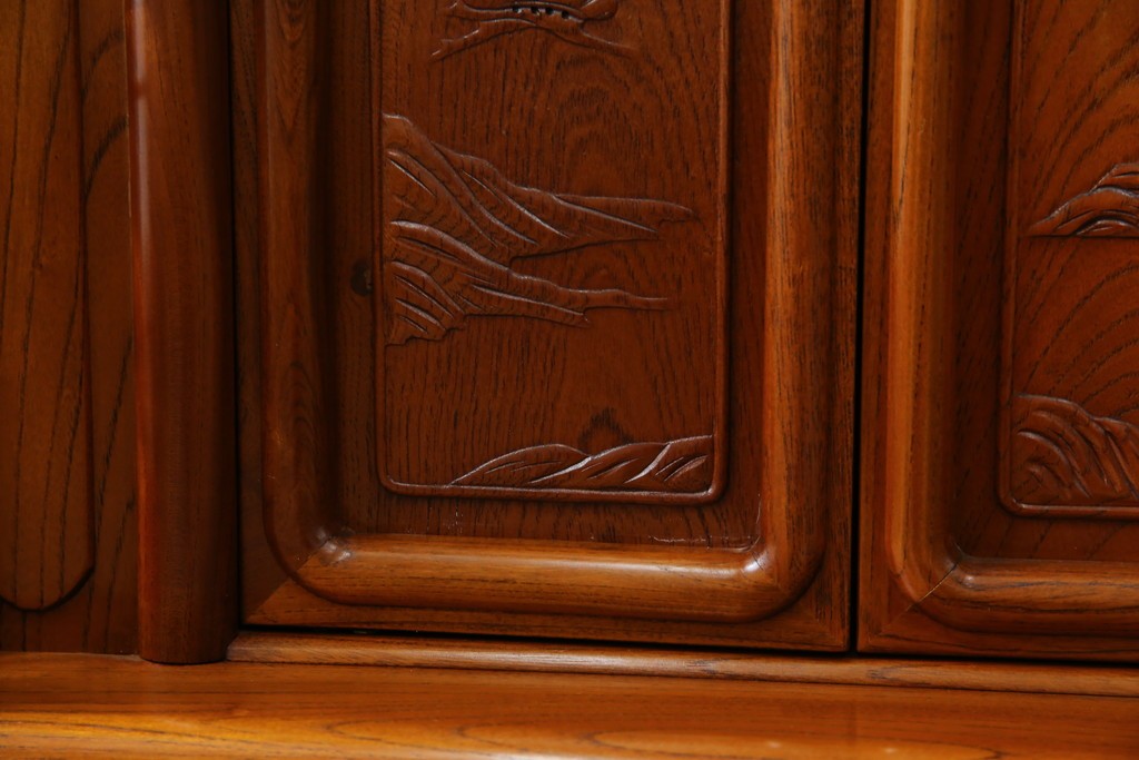 【F様ご決済用】和製ビンテージ　未使用　展示品　総欅(ケヤキ)材　赤みがかった色味と凝った意匠が素敵な茶棚　(R-076260)