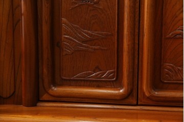 【F様ご決済用】和製ビンテージ　未使用　展示品　総欅(ケヤキ)材　赤みがかった色味と凝った意匠が素敵な茶棚　(R-076260)