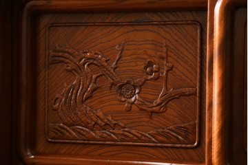 【F様ご決済用】和製ビンテージ　未使用　展示品　総欅(ケヤキ)材　赤みがかった色味と凝った意匠が素敵な茶棚　(R-076260)