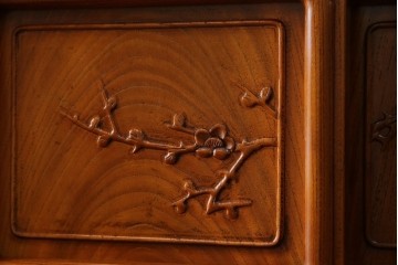 【F様ご決済用】和製ビンテージ　未使用　展示品　総欅(ケヤキ)材　赤みがかった色味と凝った意匠が素敵な茶棚　(R-076260)