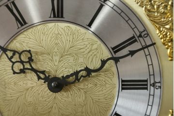 和製ビンテージ　未使用　展示品!!　ドイツ　Hermle(ヘルムレ)社製の時計付き(分銅式　振り子付き)　縞黒檀(シマコクタン)　螺鈿(ラデン)　象嵌入り　細やかな装飾が美しいホールクロック(時計台、振り子時計、ヴィンテージ)(R-076262)