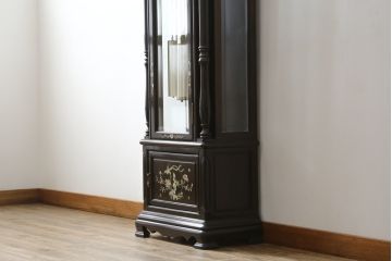 和製ビンテージ　未使用　展示品!!　ドイツ　Hermle(ヘルムレ)社製の時計付き(分銅式　振り子付き)　縞黒檀(シマコクタン)　螺鈿(ラデン)　象嵌入り　細やかな装飾が美しいホールクロック(時計台、振り子時計、ヴィンテージ)(R-076262)