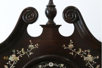 和製ビンテージ　未使用　展示品!!　ドイツ　Hermle(ヘルムレ)社製の時計付き(分銅式　振り子付き)　縞黒檀(シマコクタン)　螺鈿(ラデン)　象嵌入り　細やかな装飾が美しいホールクロック(時計台、振り子時計、ヴィンテージ)(R-076262)