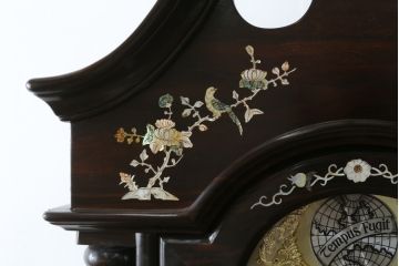 和製ビンテージ　未使用　展示品!!　ドイツ　Hermle(ヘルムレ)社製の時計付き(分銅式　振り子付き)　縞黒檀(シマコクタン)　螺鈿(ラデン)　象嵌入り　細やかな装飾が美しいホールクロック(時計台、振り子時計、ヴィンテージ)(R-076262)