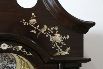 和製ビンテージ　未使用　展示品!!　ドイツ　Hermle(ヘルムレ)社製の時計付き(分銅式　振り子付き)　縞黒檀(シマコクタン)　螺鈿(ラデン)　象嵌入り　細やかな装飾が美しいホールクロック(時計台、振り子時計、ヴィンテージ)(R-076262)